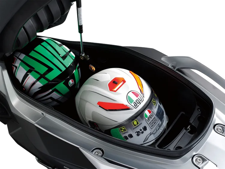 車廂空間達45公升可容納兩頂安全帽，對於日常購物或雙載使用相當友善。業者提供