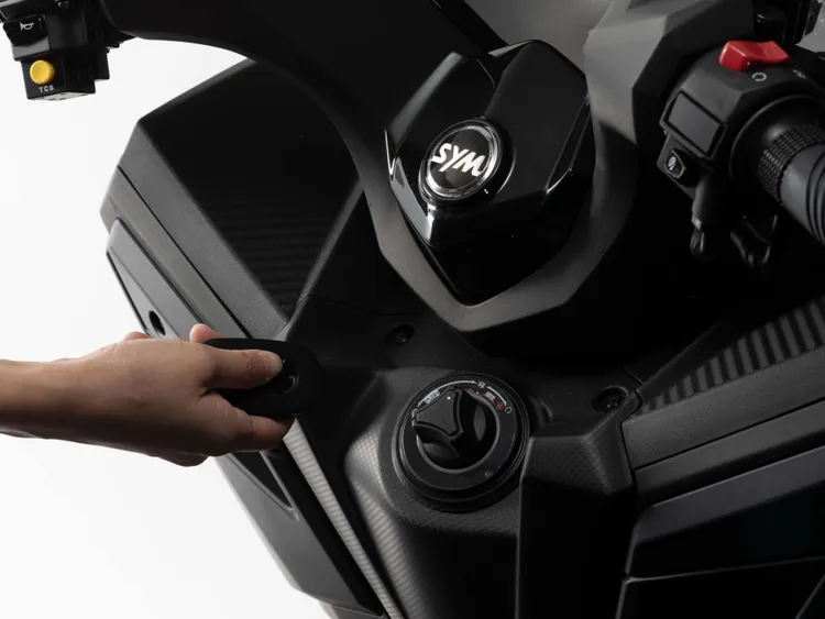  KEYLESS免鑰匙系統讓啟動與操作流程更加便利。業者提供