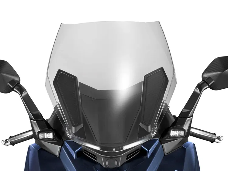 兩段可調風鏡設計能依照騎乘情境調整高度，在高速或長途行駛時有效降低風壓。業者提供