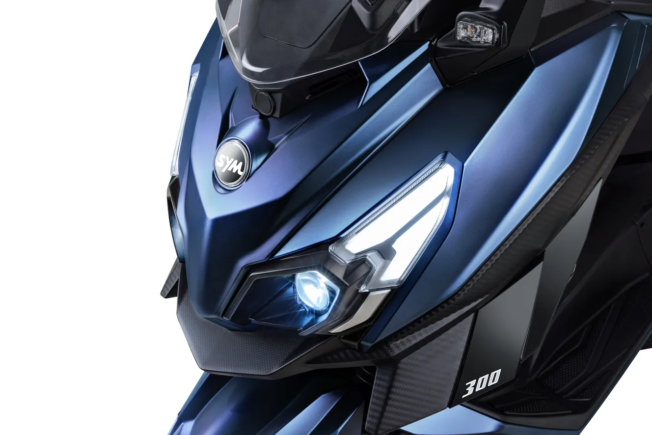 CRUISYM全新升级LED鱼眼头灯，提升夜间行车时的照明表现。业者提供