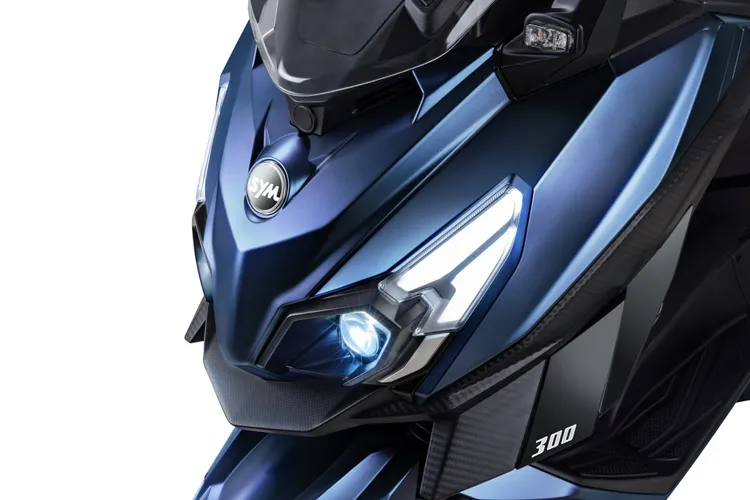 CRUISYM全新升級LED魚眼頭燈，提升夜間行車時的照明表現。業者提供