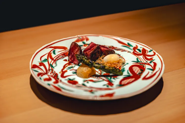 烤物以壽喜燒風味的和牛為主，搭配烤時蔬與半熟鳥蛋，完美呈現經典壽喜燒的濃郁暖意與烤物的飽足層次。亘一郎提供