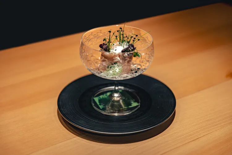 刺身以油脂於冬季最豐美的青甘呈現冬景，桌邊撒上映照如雪片般的淡雪鹽，引出魚肉旨味，也形成一瞬靜默的冬日片刻。亘一郎提供