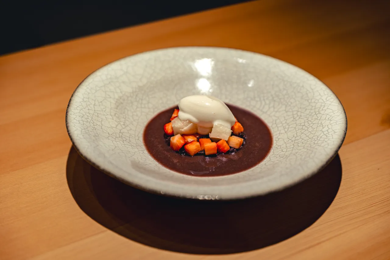 甜品延伸自草莓大福概念，上层优格冰淇淋与下层热红豆汤在一口交会，形成冬季短暂而完整的暖甜瞬间，为整套料理收束温度。亘一郎提供