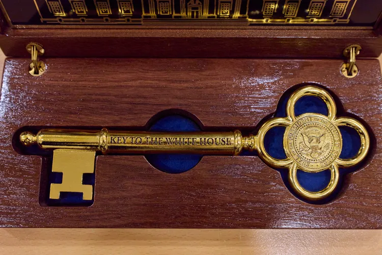 黃金鑰匙刻有「通往白宮的鑰匙」翻攝X@Jaemyung_Lee