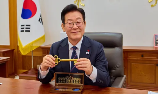 哇！好想有一把　韩国总统「开箱」来自川普的礼物　