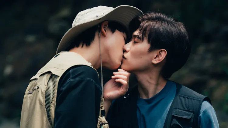 《關於未知的我們》邱宇辰（右）與黃宏軒有溪邊吻戲。資料照片