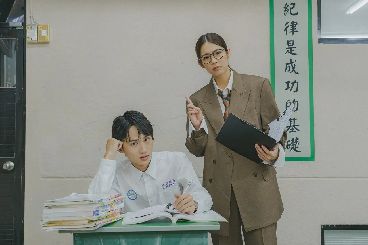 姜典（左）化身带头争取自主的「行动派学生领袖」，对抗严师林思宇。小公视提供