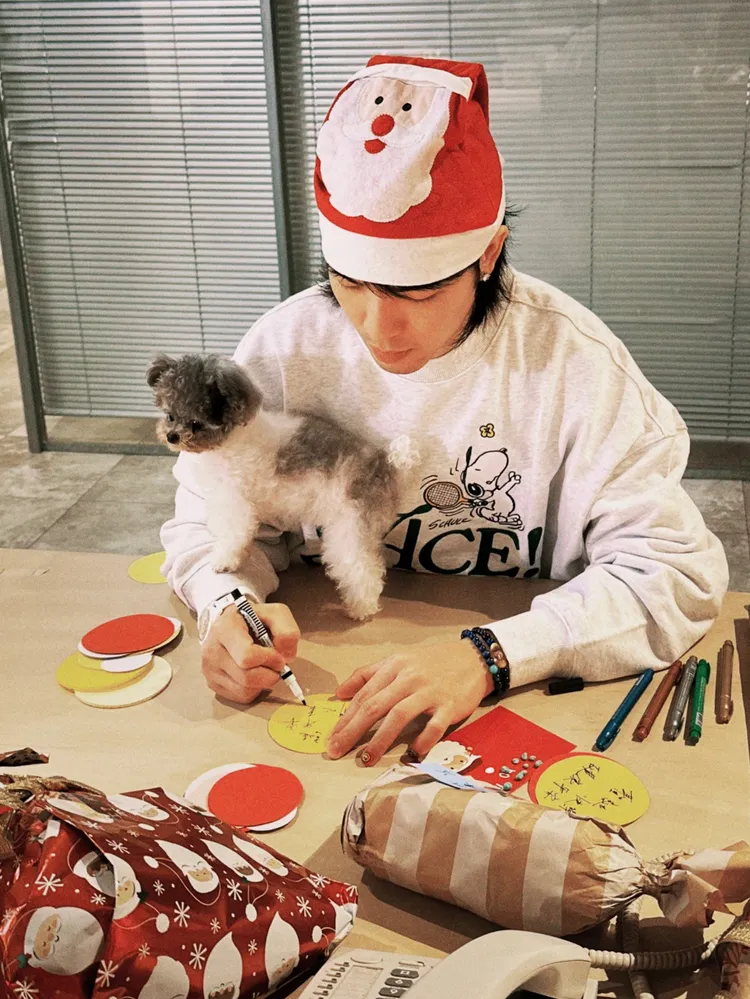 蕭敬騰為孩童們寫下賀卡。翻攝喜鵲娛樂臉書