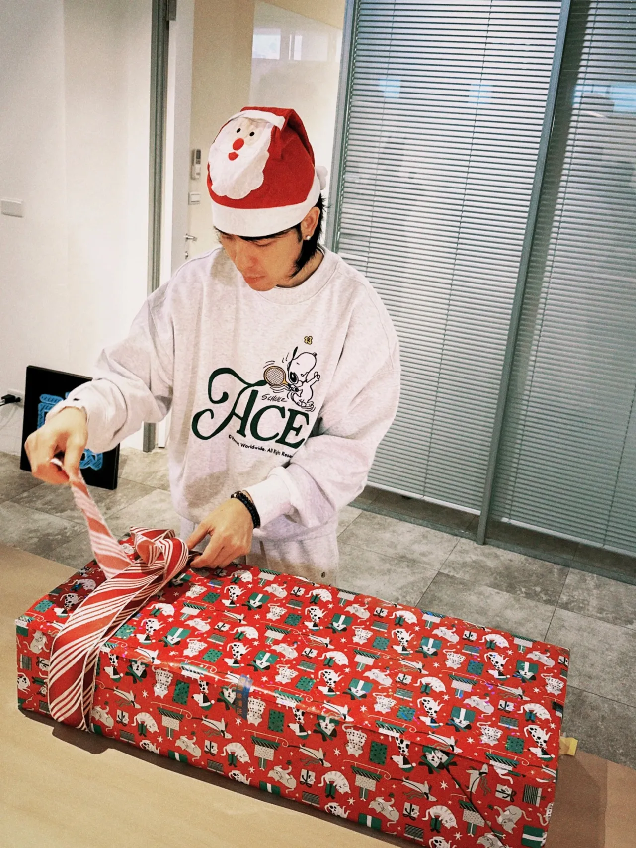 蕭敬騰親手包下給孩童們的禮物。翻攝喜鵲娛樂臉書