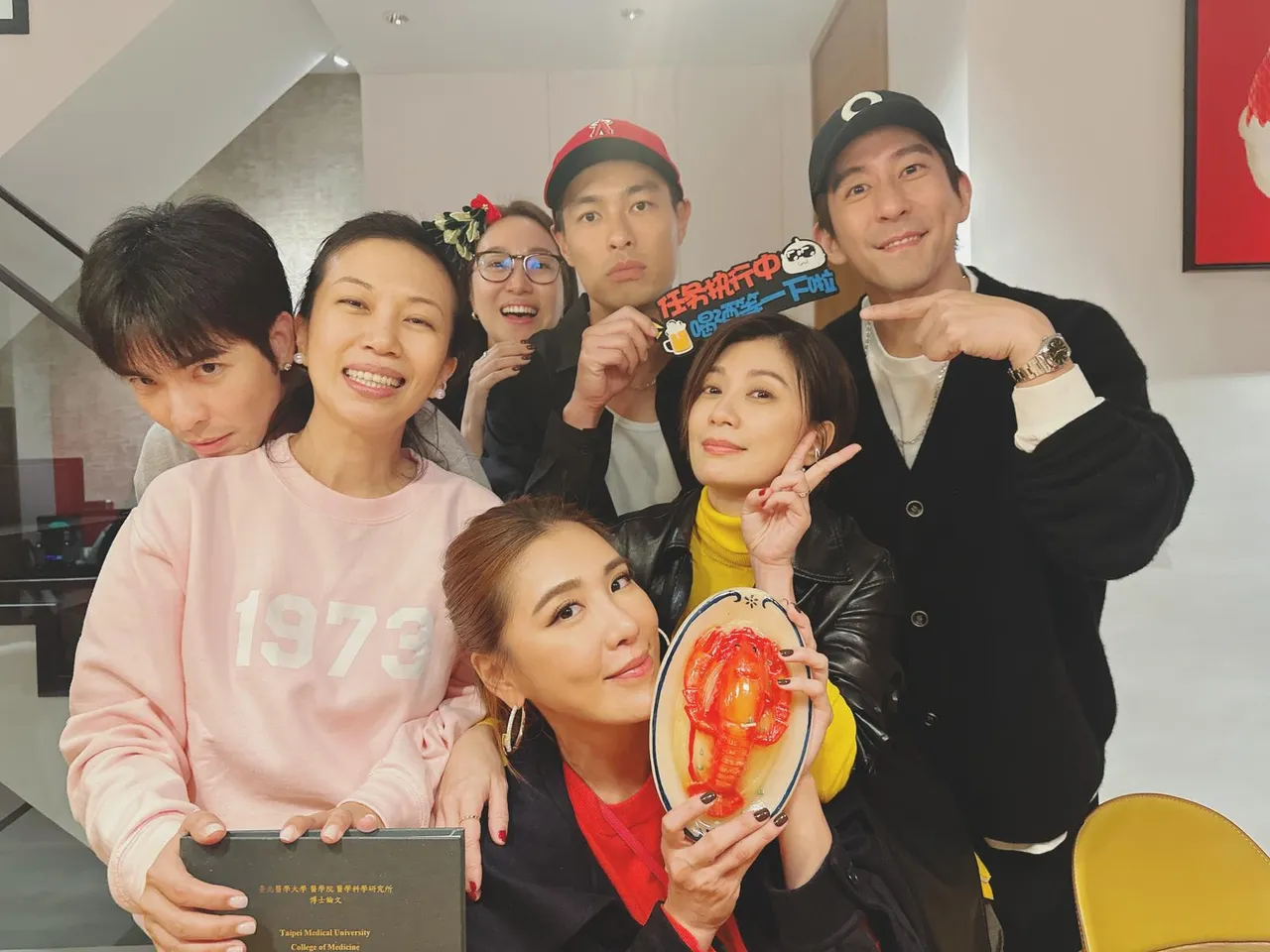 蕭敬騰夫婦往年都邀集星友在家舉辦耶誕交換禮物。翻攝喜鵲娛樂臉書