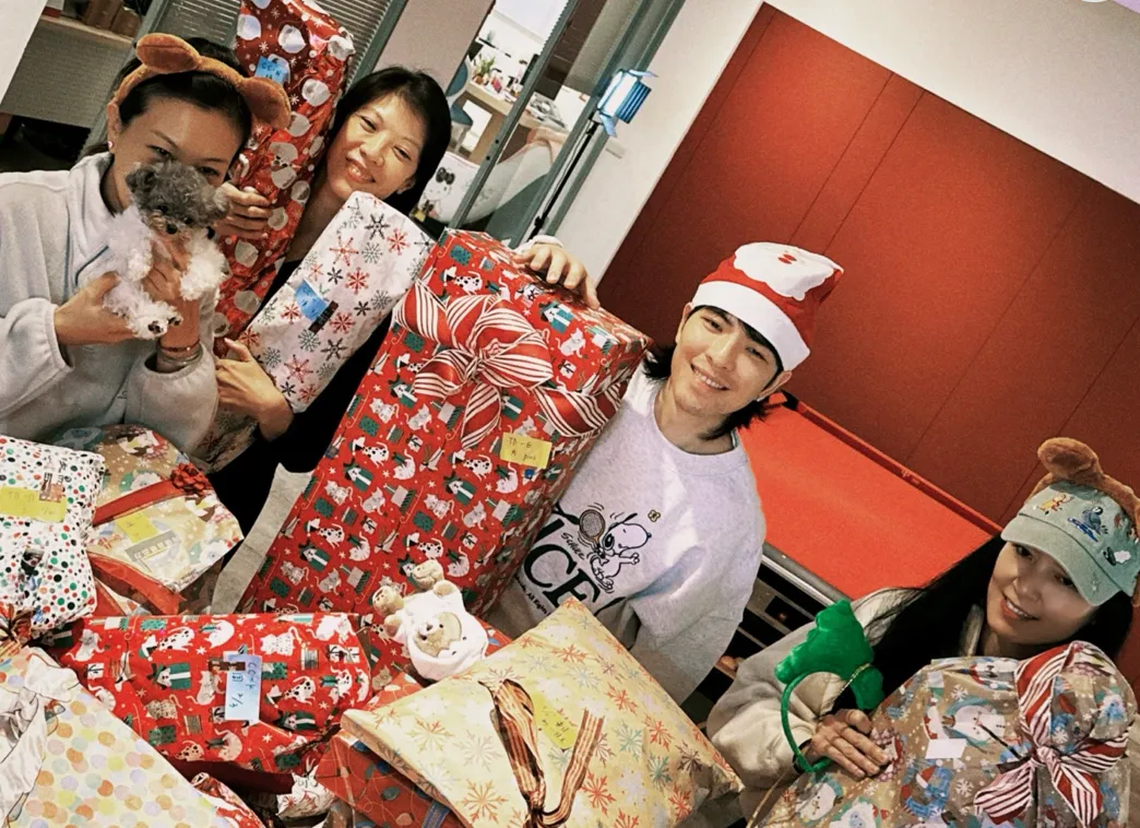 独家｜萧敬腾偕爱妻揪林熙蕾亲手包400份礼物　让偏乡孩童感受圣诞温情