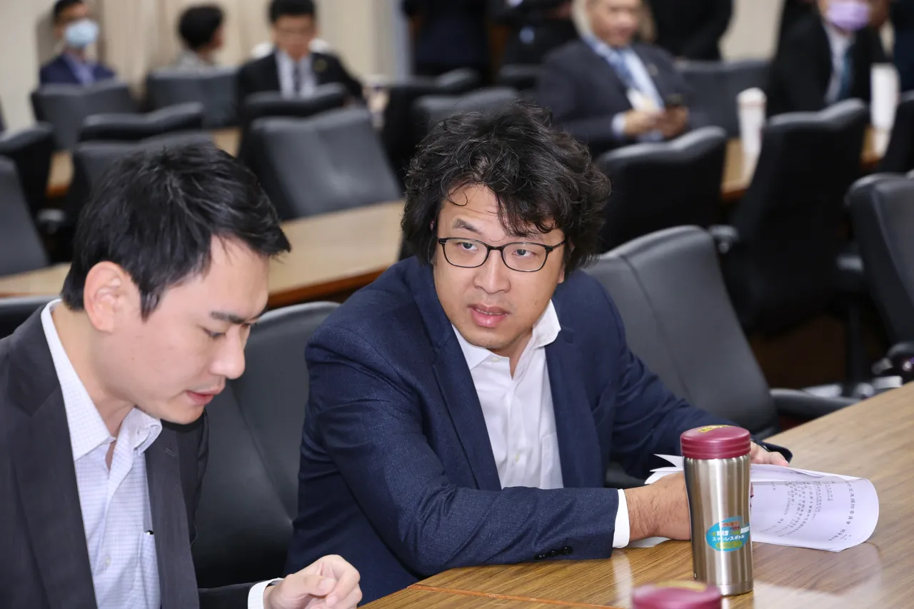 民进党立委沈伯洋（右）表示，这种方式比较好、比较缓和，对于国际友邦来说，如果其他国家也能跟著美国脚步进行，对台湾的帮助也很大。庄宗达摄