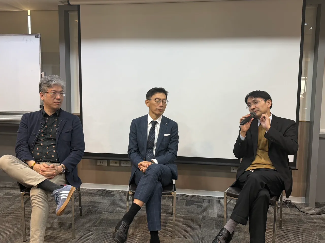 图左至右分别为：对冲基金Captain Global Fund创办人程正桦、香港聚芯资本管理合伙人陈慧明、知识力科技执行长曲建仲。吕承哲摄