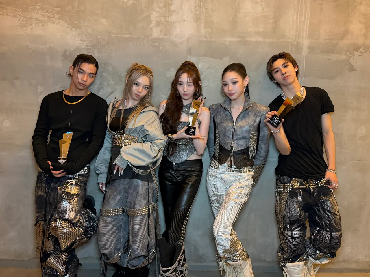 ALLDAY PROJECT由Tarzzan（左起）、Bailey、Youngseo、队长Annie、Woochan组成。翻摄ALLDAY PROJECT X