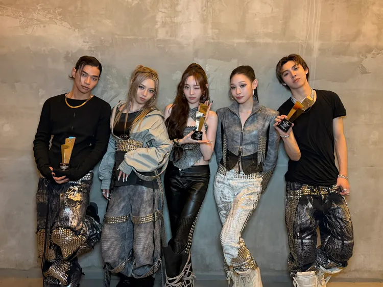 ALLDAY PROJECT由Tarzzan（左起）、Bailey、Youngseo、隊長Annie、Woochan組成。翻攝ALLDAY PROJECT X