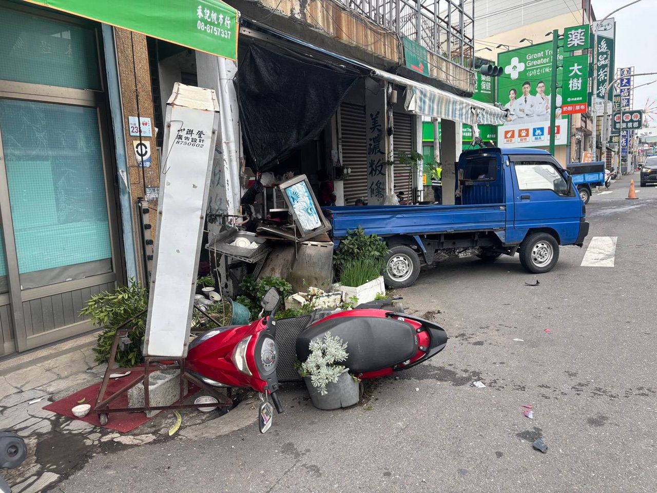 碰撞片|屏東林邊小貨車擦撞 失控衝麵攤嚇壞人