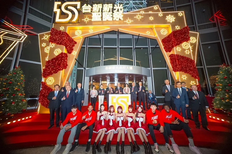 台新新光金控合併後第一次舉行聖誕點燈活動，台新新光金控董事長吳東亮及夫人帶領同仁及台新戰神啦啦隊點亮「下雪聖誕樹」。圖/台新新光金控