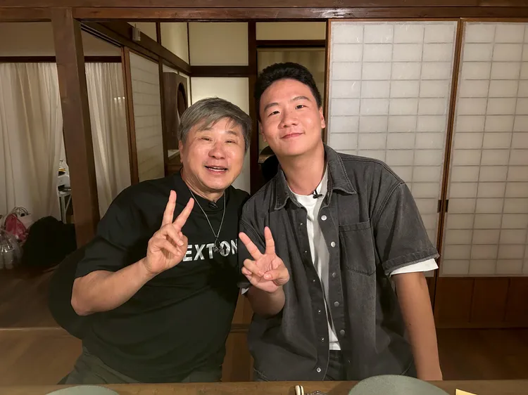 阿翰（右）登上胡瓜網路節目。下面一位提供