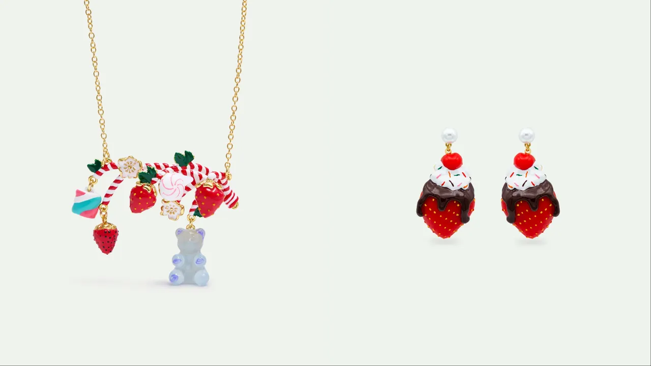 Les Néréides「甜蜜童年」小熊软糖与草莓项链（左）7600元、草莓圣代耳环（右）7100元。品牌提供