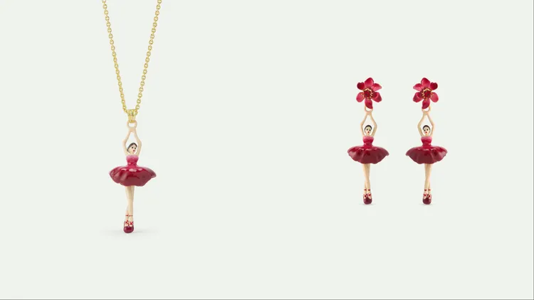 Les Néréides芭蕾舞伶緋影紅項鍊（左）5800元、鐵線蓮芭蕾舞伶耳環（右）6700元。品牌提供