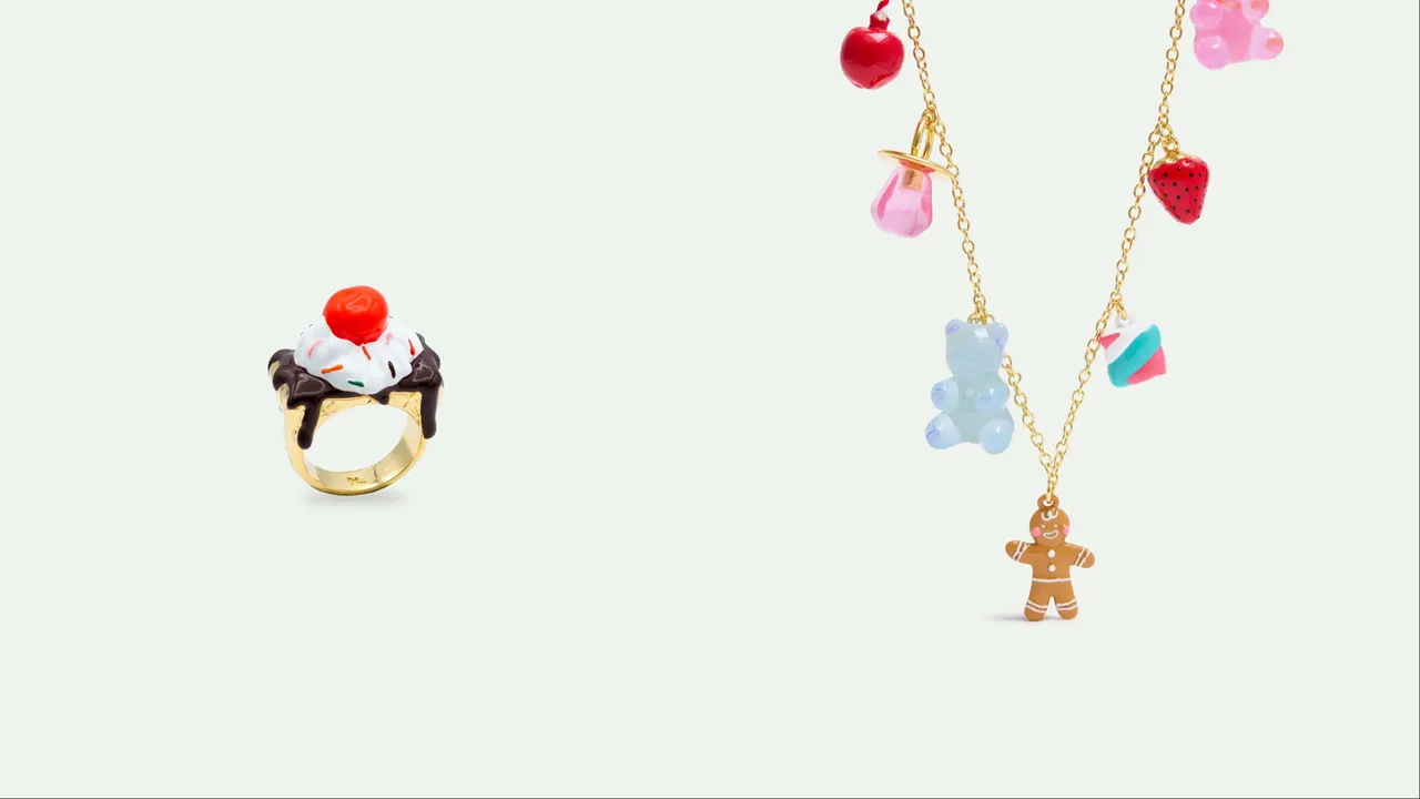 Les Néréides「韩赛尔与葛丽特」冰淇淋圣代戒指（左）6400元、姜饼人与棉花糖项链（右）7100元。品牌提供