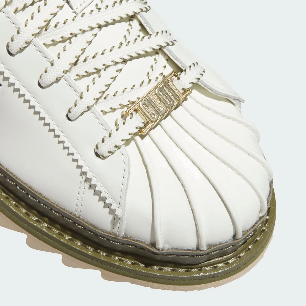 设计上保有标志性贝壳鞋头。品牌提供