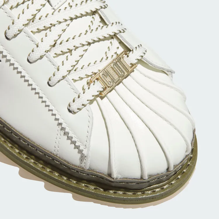 設計上保有標誌性貝殼鞋頭。品牌提供