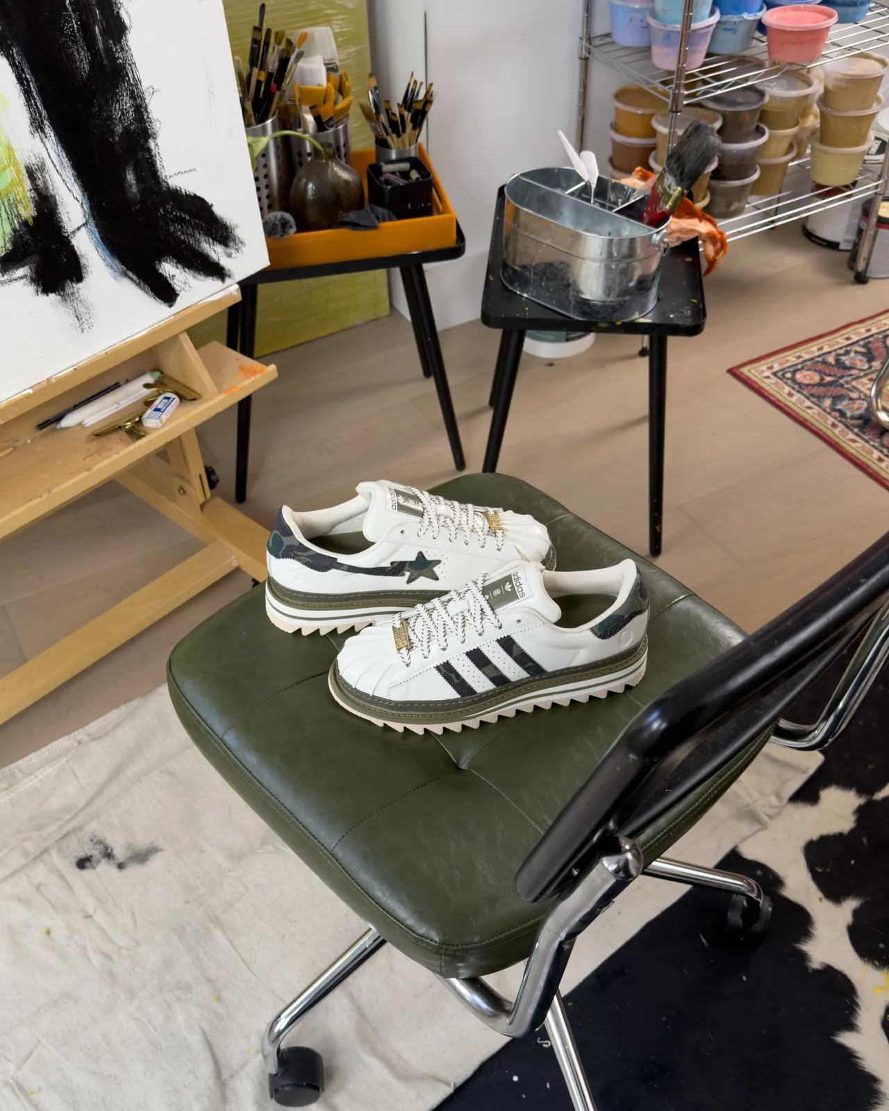 联名鞋以工装风格的橄榄色点缀。品牌提供