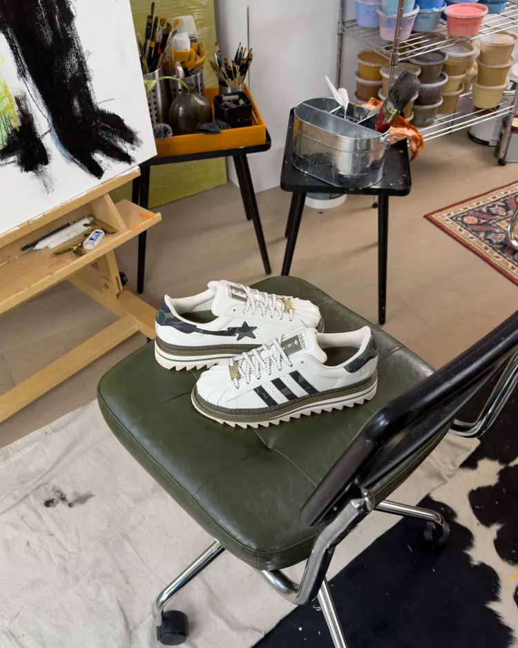 聯名鞋以工裝風格的橄欖色點綴。品牌提供