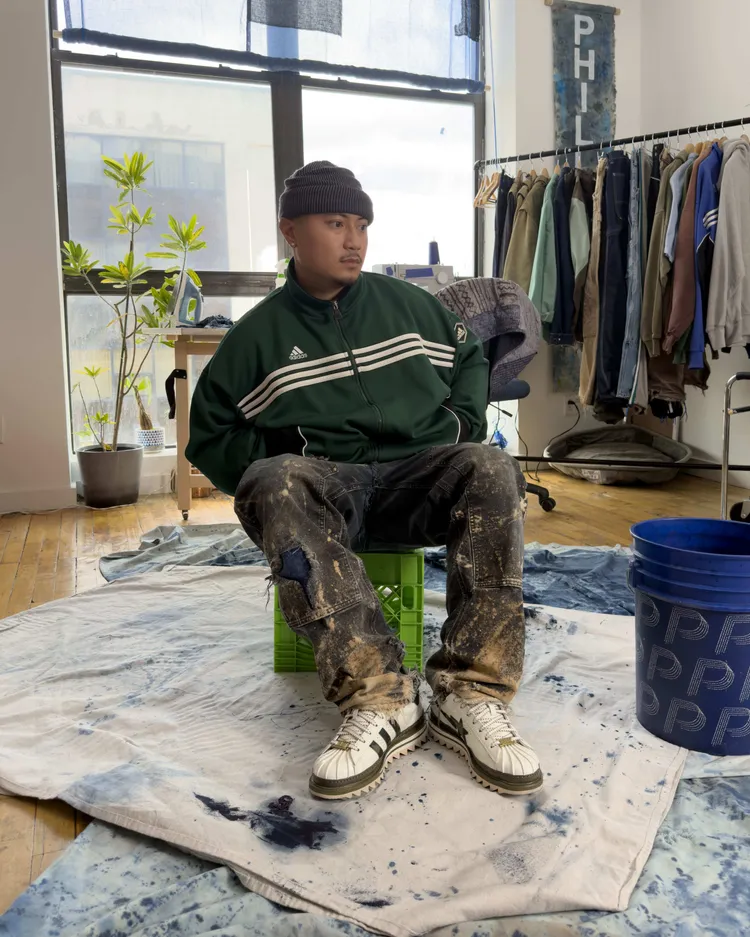 聯名鞋以經典鞋型Superstar為設計藍本，透過鋸齒狀鞋底結構帶來更強烈的潮流街頭感。品牌提供