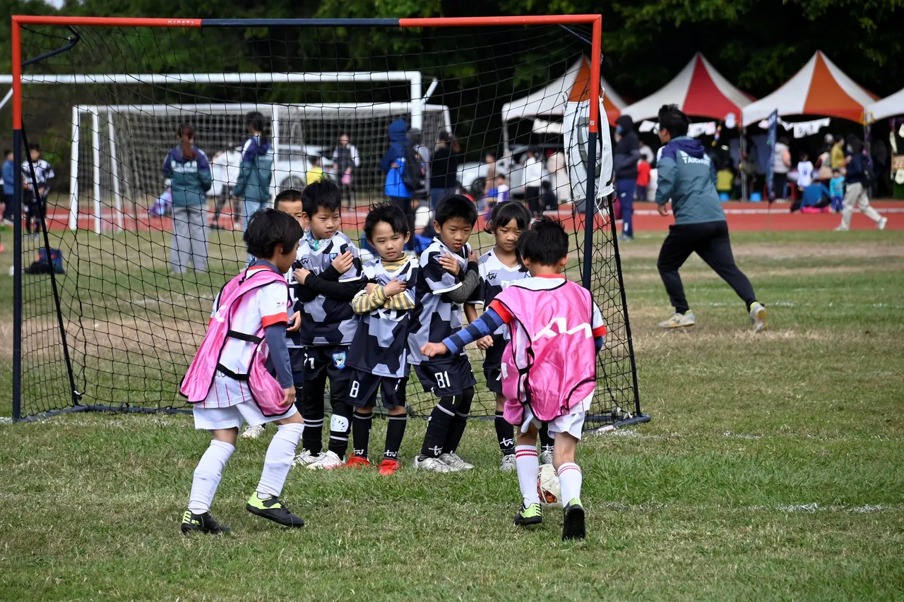 「2025 Kia Kid's Cup小小世界杯」于12月14日举办，吸引百名选手开踢，启发小将们对足球的梦想。业者提供
