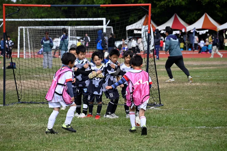 「2025 Kia Kid's Cup小小世界盃」於12月14日舉辦，吸引百名選手開踢，啟發小將們對足球的夢想。業者提供
