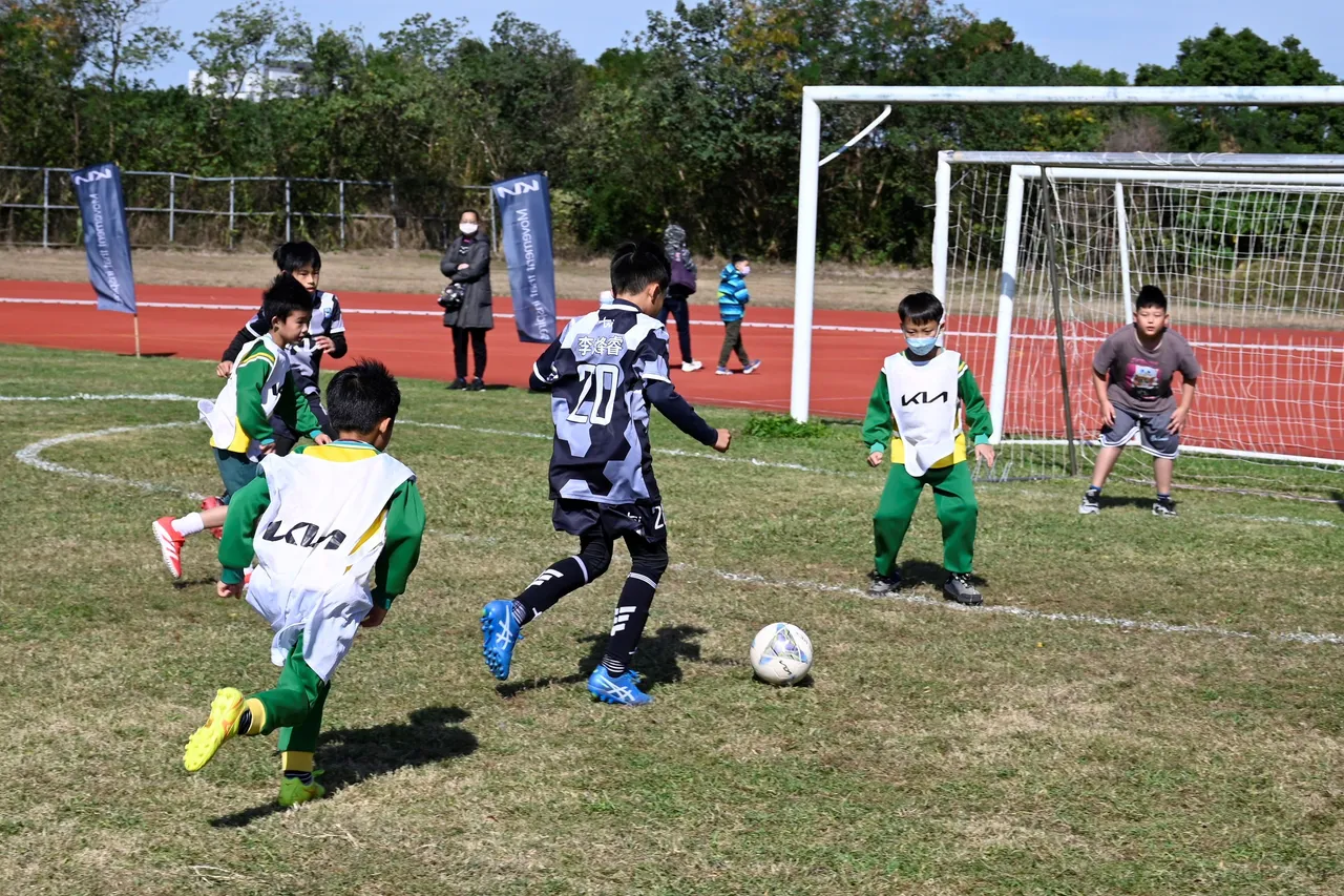 本次为第四届「2025 Kia Kid's Cup小小世界杯」足球嘉年华，吸引近百名热爱足球的小将们与家长共襄盛举。业者提供