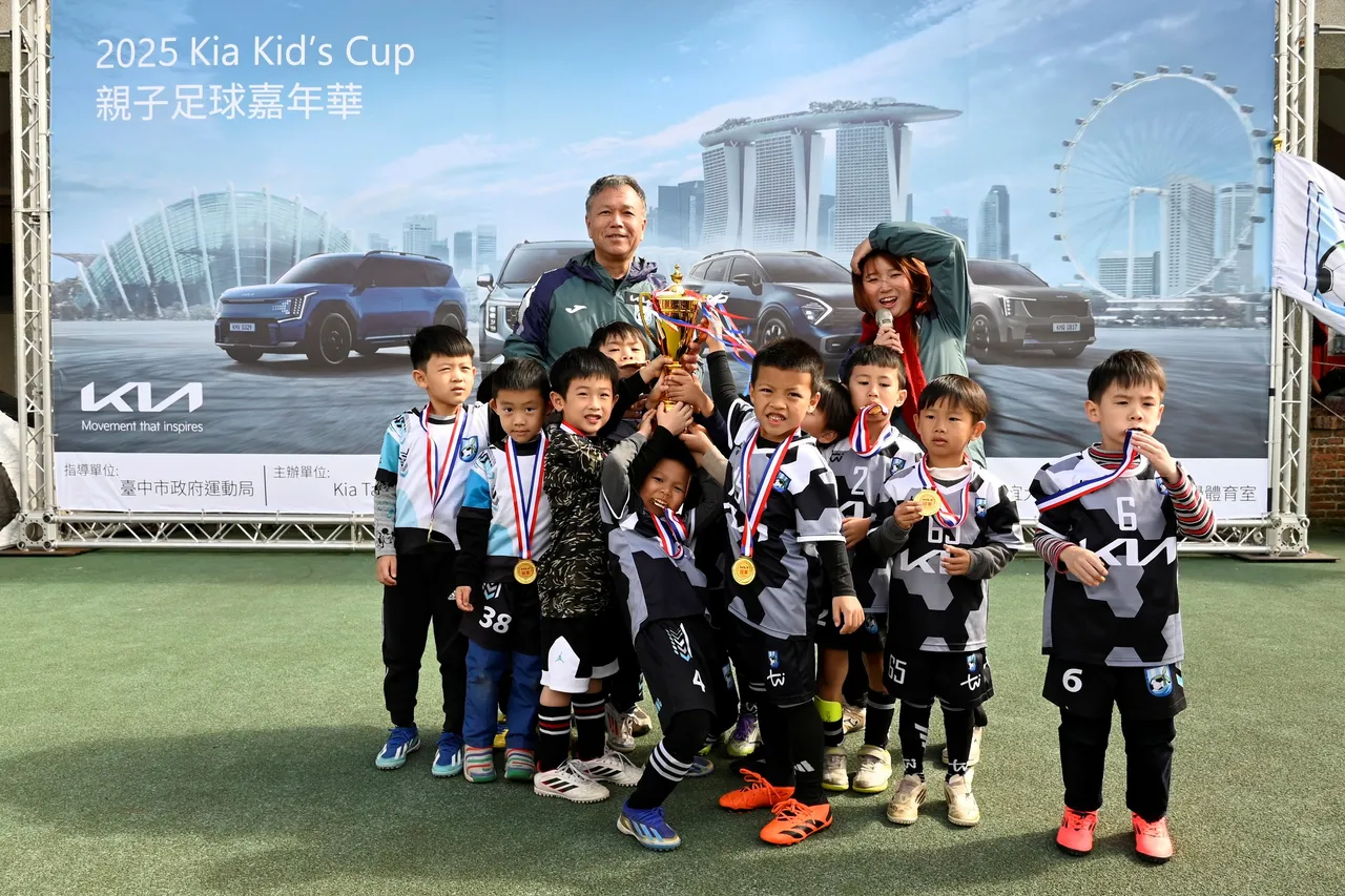 Kia台中沙鹿创睿汽车总经理蔡政男带领团队亲自为赛事获奖队伍颁奖，鼓励孩童们勇于追梦。业者提供