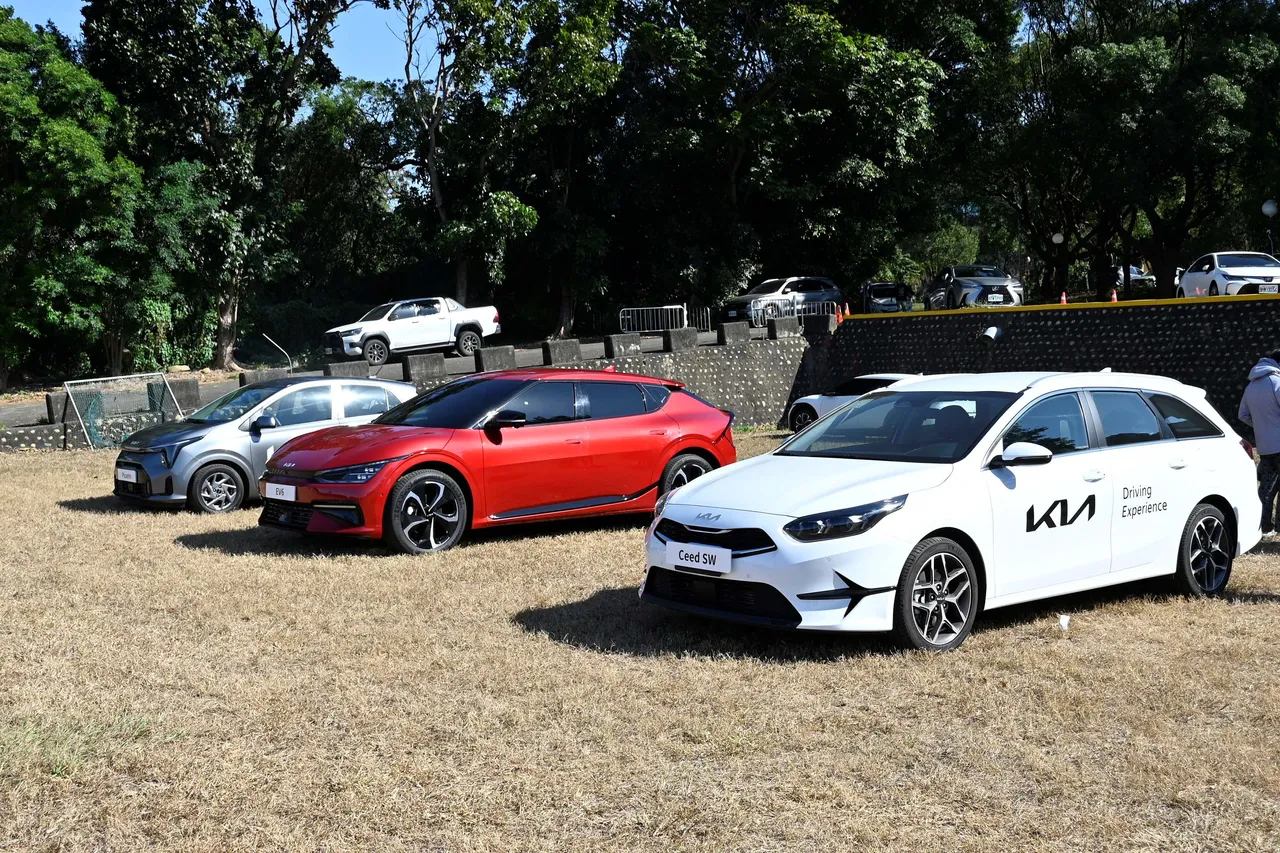 现场特别设置交通安全教育互动小游戏，同时展示多款Kia人气车款，吸引民众驻足赏车。业者提供