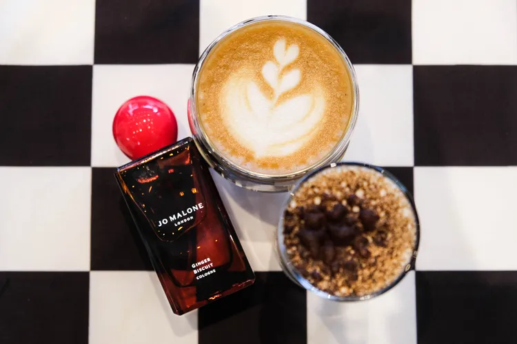 快閃店期間與NO COFFEE推出季節限定飲品「薑餅人拿鐵 Gingerbread Latte」。品牌提供