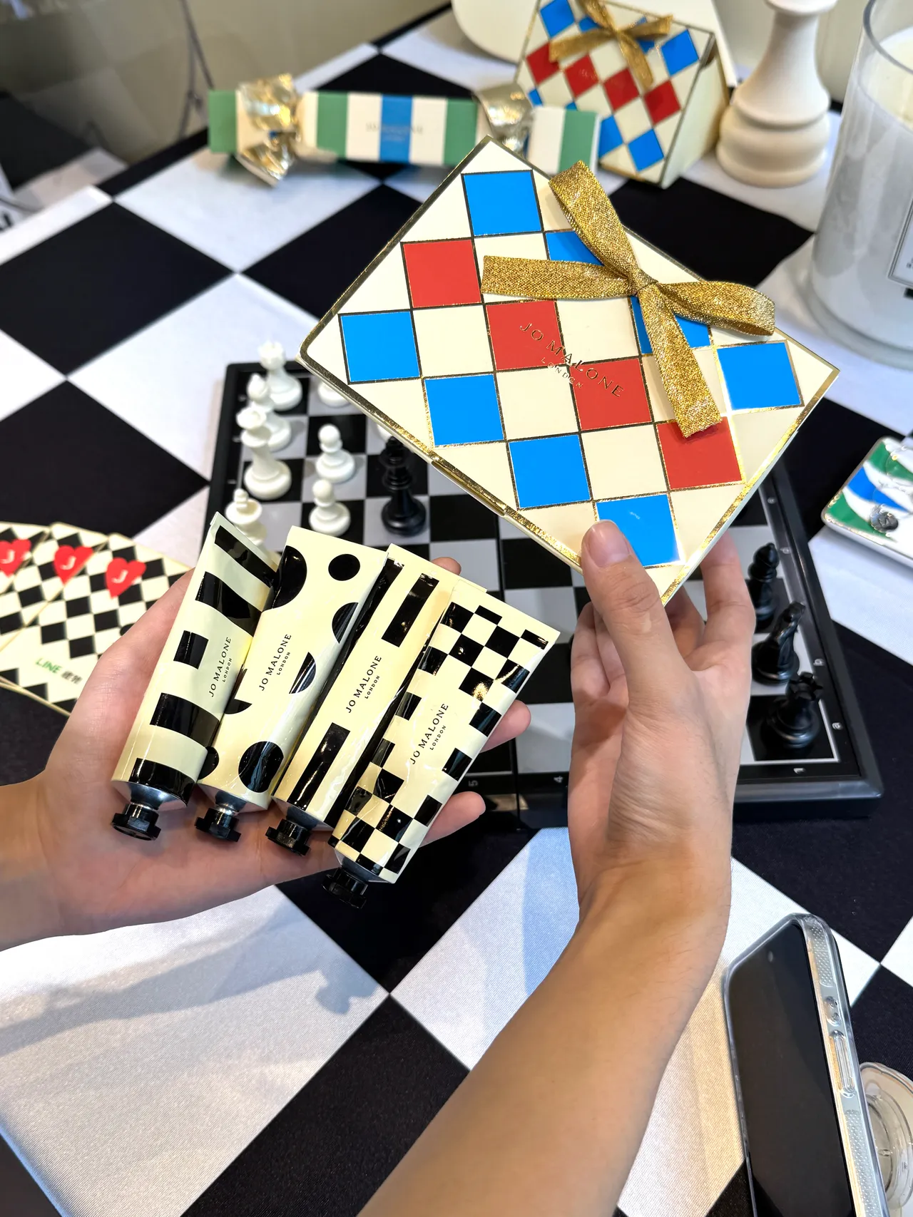 Jo Malone London「英伦放玩派对快闪店」展示多款LINE礼物组合优惠。张家玲摄