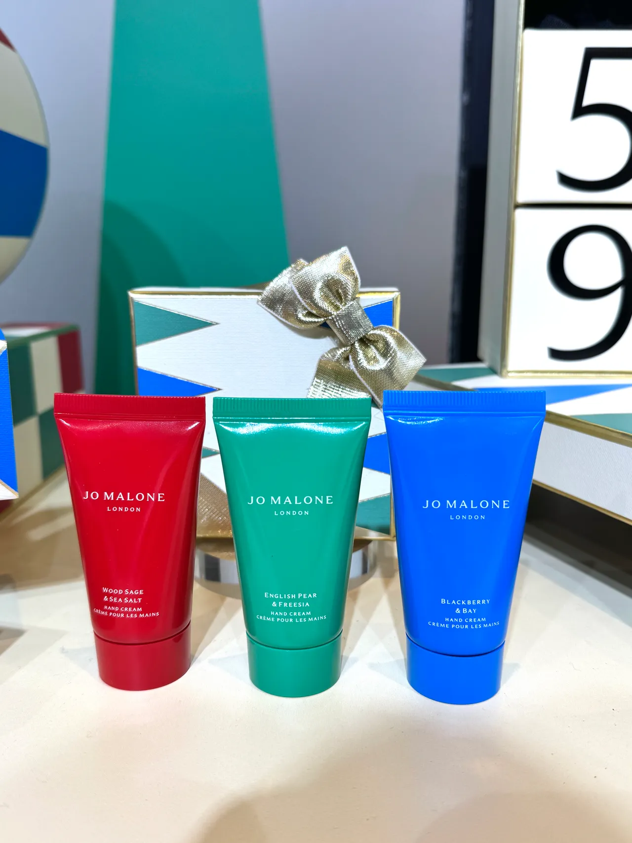 Jo Malone London「英伦放玩派对快闪店」展示多款LINE礼物组合优惠。张家玲摄