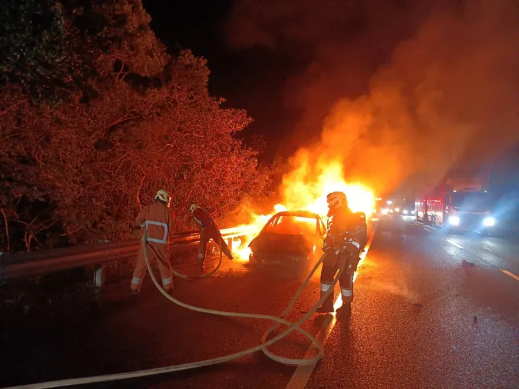 打火兄弟滅火。新竹市府提供