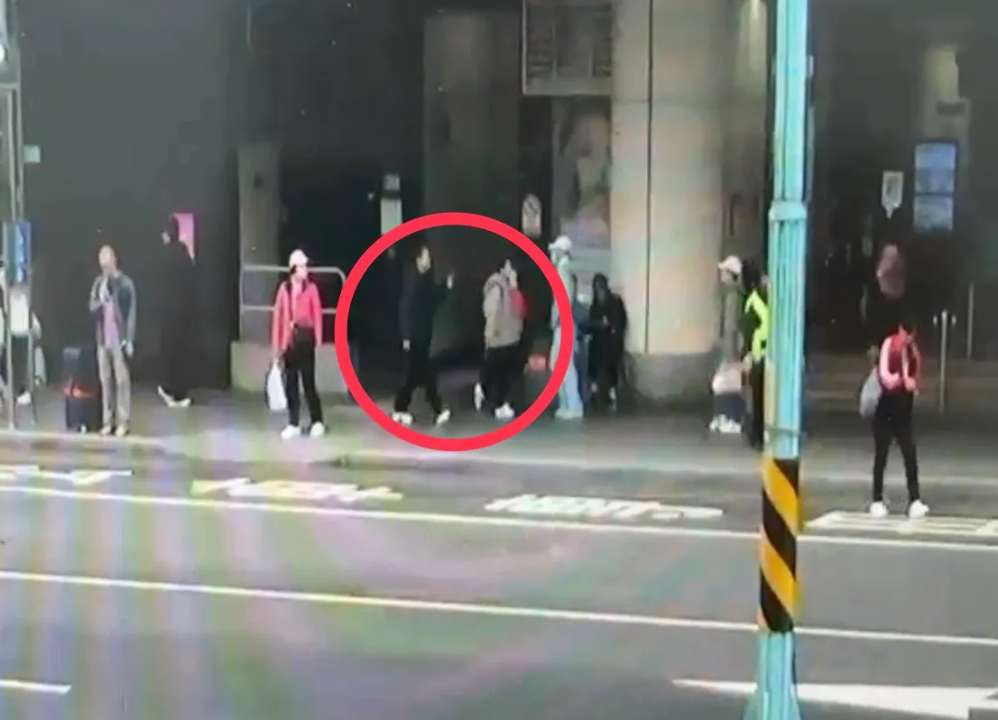 嫌公车讲话太吵遭怼「去包车」　妇人发狂怒呛情侣「第一个就杀你」这下惨了