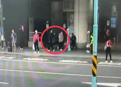 嫌公车讲话太吵遭怼「去包车」　妇人发狂怒呛情侣「第一个就杀你」这下惨了