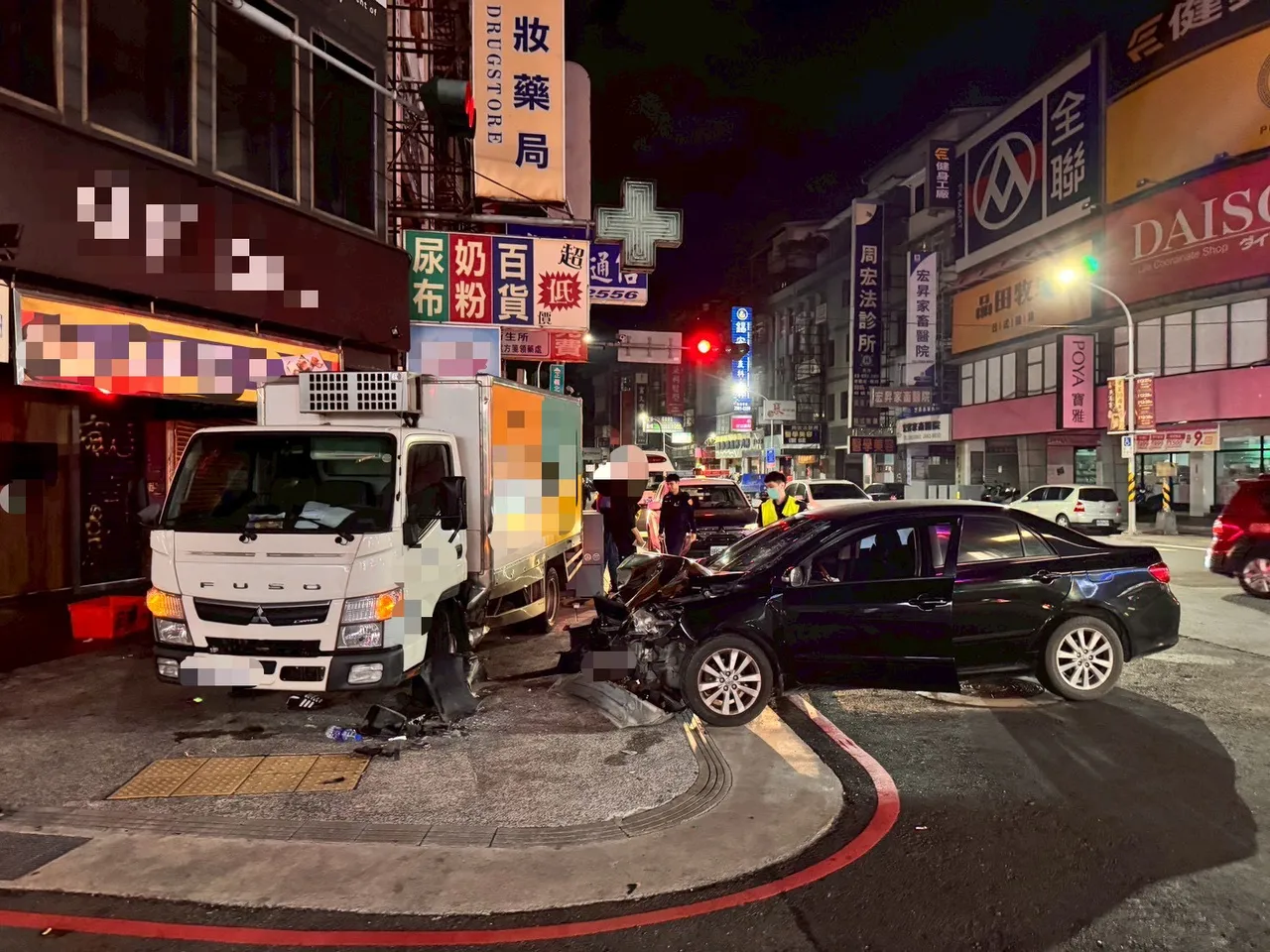 恐怖瞬间曝！同志情侣街头散步突被撞飞　竟是毒驾失控酿祸