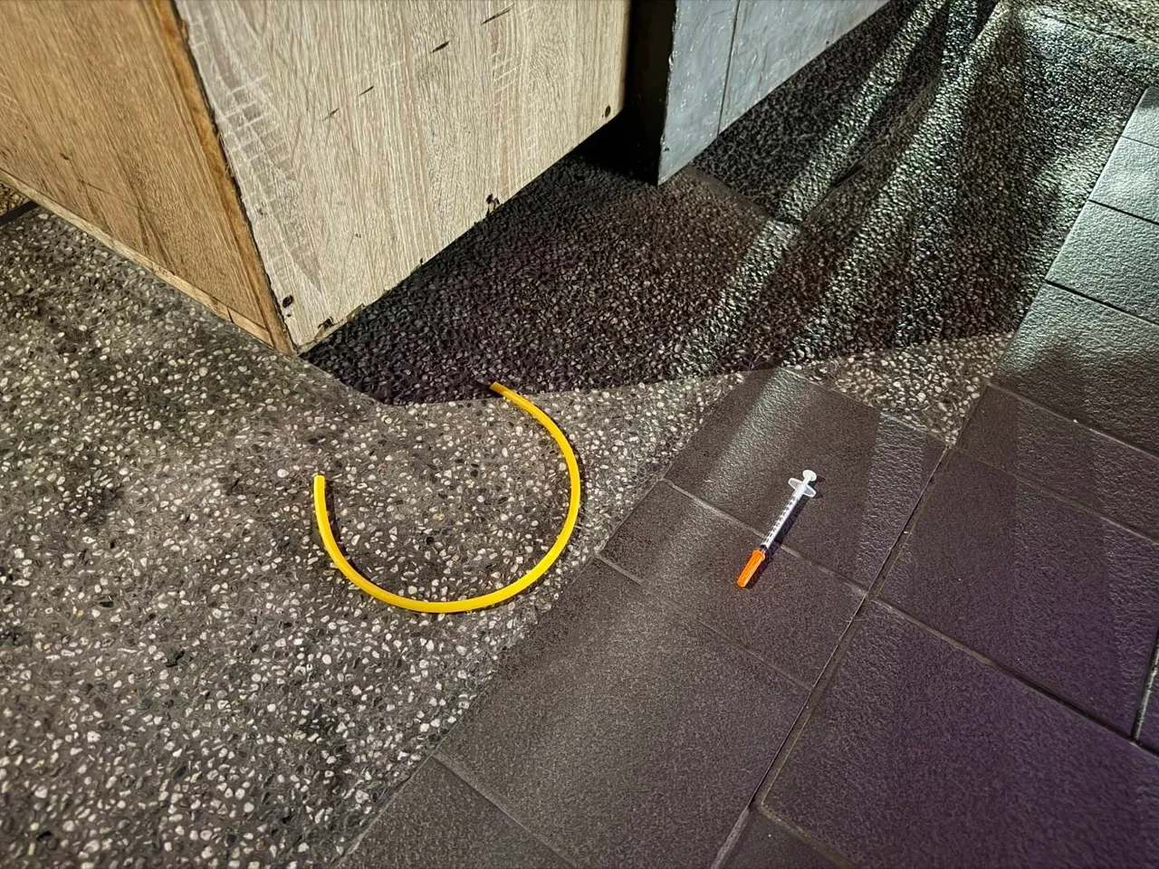 员警于骑楼发现毒驾嫌犯丢弃于地上的已使用过针筒。翻摄画面