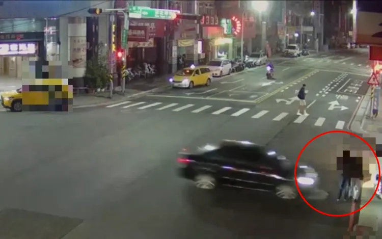 同志情侶路過正義北路與龍門路口人行道，突遭一輛疾駛而來的車輛撞上，2人受傷送醫。翻攝畫面