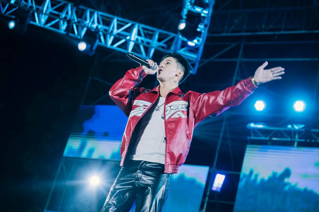 屏东跨年演唱会《High 歌之夜－歌舞升屏》31日晚间热力登场，歌手简嘉彣演出。翻摄画面