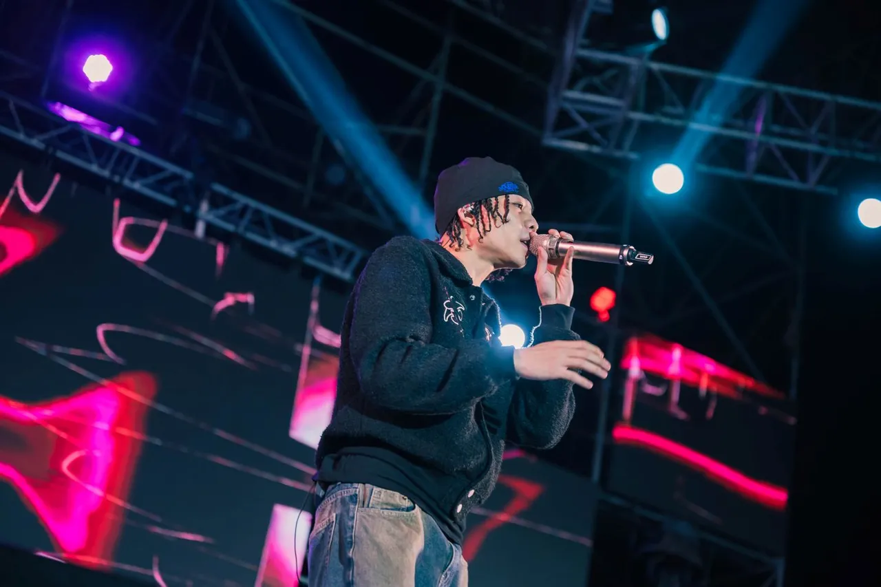 屏东跨年演唱会《High 歌之夜－歌舞升屏》31日晚间热力登场，歌手大成献唱。翻摄画面