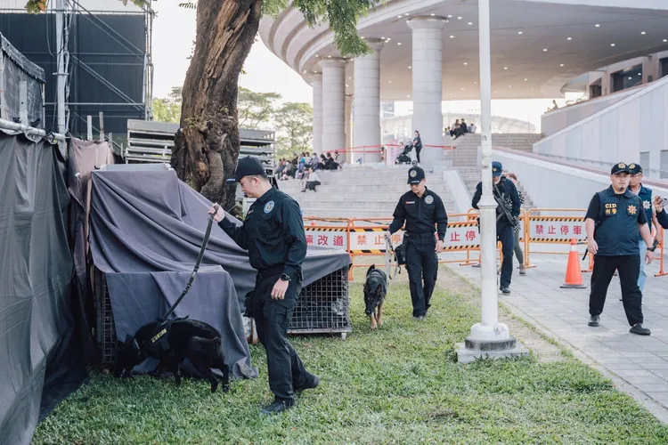 警力並出動偵爆犬巡檢，在體育館周邊各出入口進行人車動線管制與安檢。翻攝畫面