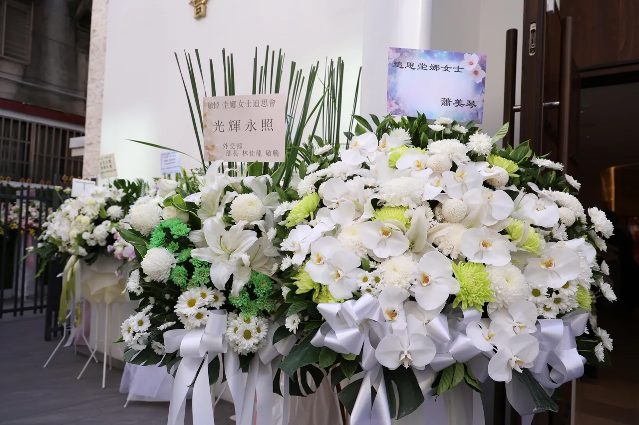 副总统、外交部长花篮。庄宗达摄