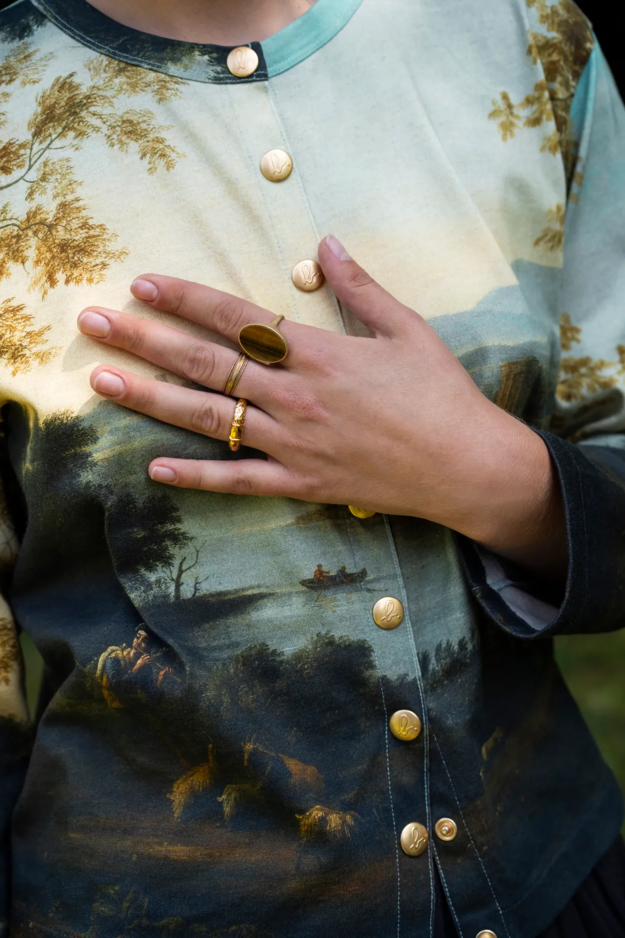 作品中的湛蓝天空筑出诗意十足的想像空间。品牌提供